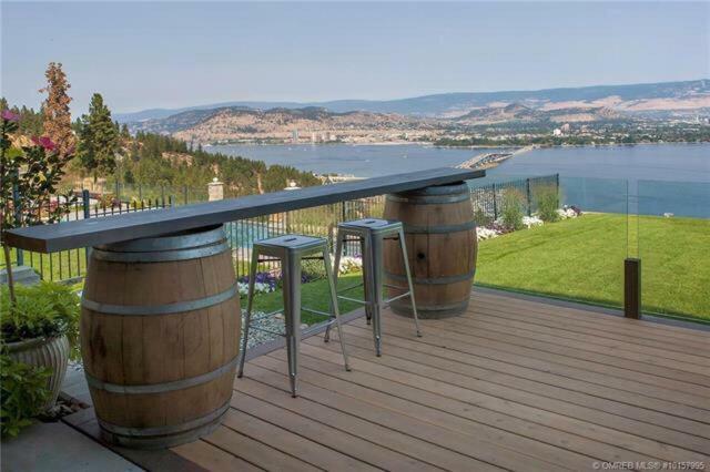 Lake And Bridge View Vacation Home West Kelowna Exterior foto