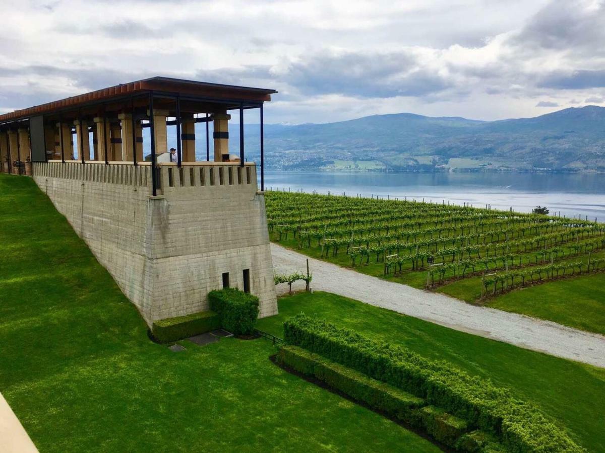 Lake And Bridge View Vacation Home West Kelowna Exterior foto